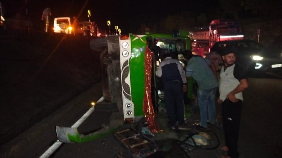 minibus carrying pilgrims of Machail Mata Yatra, overturned on Jammu-Srinagar National Highway