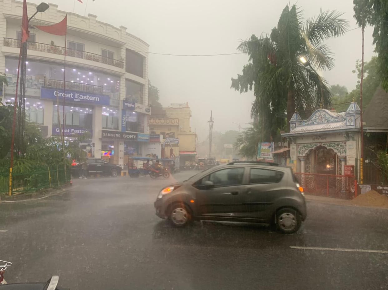 Varanasi Rains Drizzling rain in Varanasi since morning, pleasant weather, relief from humidity