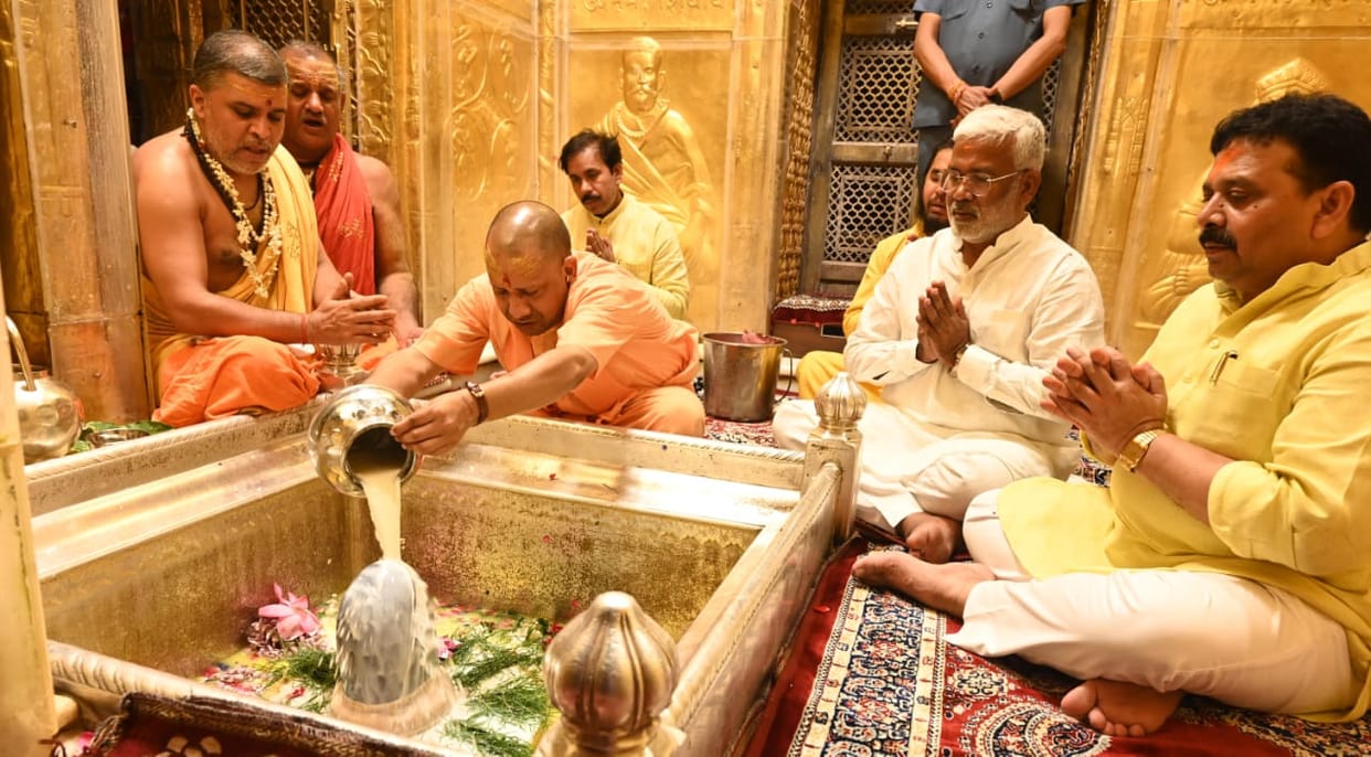 CM Yogi Adityanath also made a record of worshiping in Kashi Vishwanath temple in Sawan