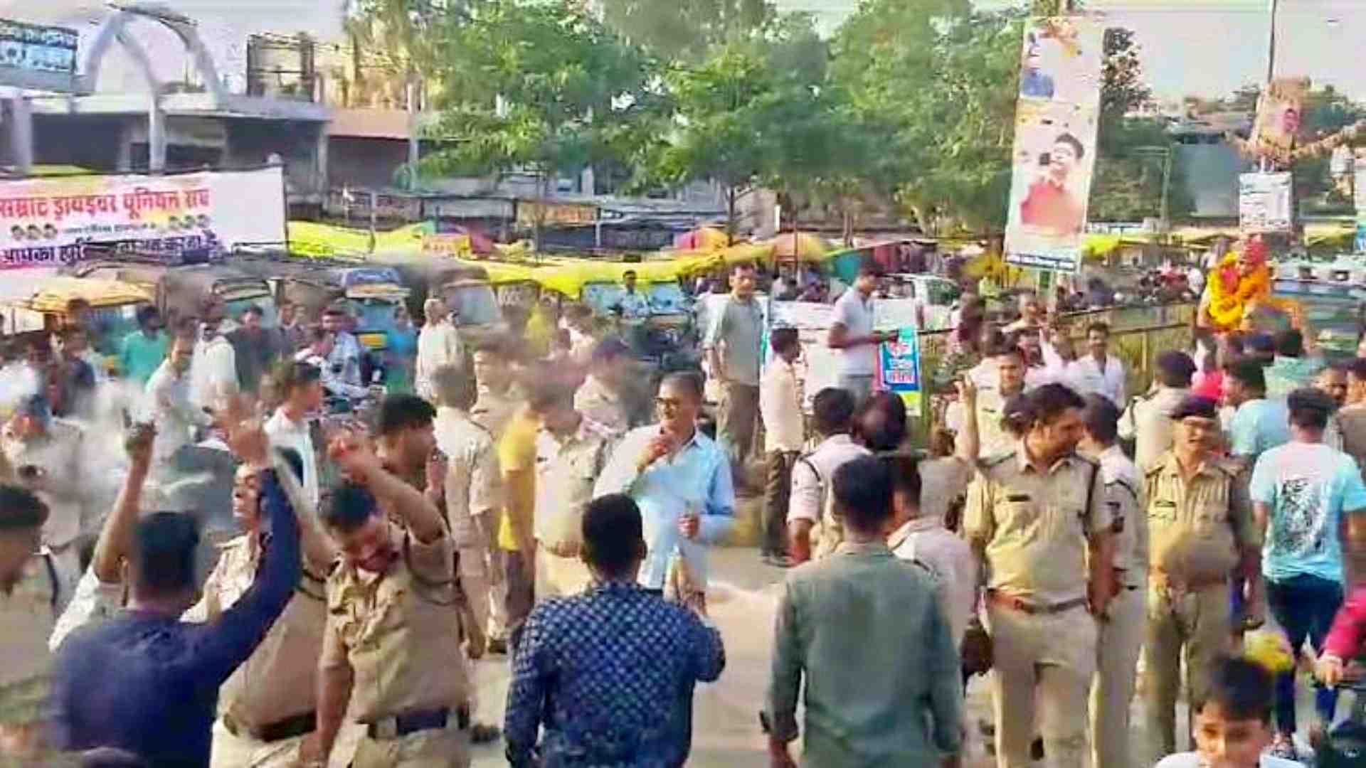 विदाई में नाचते नगरवासी और पुलिकर्मी।