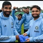 रिंकू को डेब्यू कैप देते बुमराह