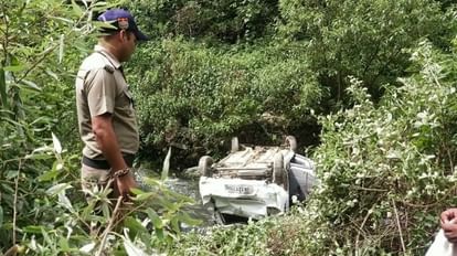 Uttarakhand: कोटद्वार में कार खाई में गिरने से एक की मौत, यमुनोत्री के पास पहाड़ी से फिसलकर बुजुर्ग की गई जान Car fell into a ditch in Kotdwar Death injured an elderly man died after slipping from a hill near Yamunotri