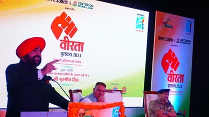 अमर उजाला वीरता पुरस्कार: राज्यपाल ने भरा जोश, कहा- अपना राष्ट्र है, साकार करें सपने, देखें तस्वीरें Amar Ujala Veerta Puraskar Dehradun Governor honoring families of martyrs and policemen