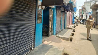 People angry after seeing meat lying on the road in Chak Mahmood Bareilly