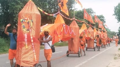 Kanwariyas reached Kachla Ganga ghat with 101 feet long kanwar in budaun