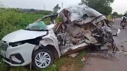 MP News: Five youths died on the spot in car-truck collision, car had to be cut to remove the dead bodies