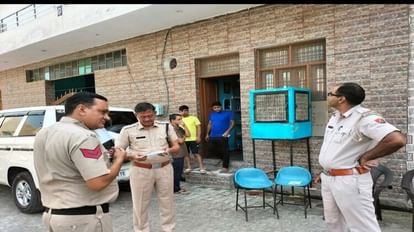 Rohtak: अंबाला के युवक का किराये के कमरे में मिला शव, पड़ोसियों को बदबू आई तो दरवाजा तोड़कर अंदर घुसी पुलिस Dead body of Ambala youth found in Rohtak rented room, when neighbors smelled it, police entered inside