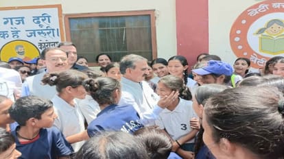 Sirmour News: मुख्यमंत्री ने तहसीलदार और पटवारी को लगाई फटकार, अंबोण में सुनीं समस्याएं cm sukhvinder singh sukhu reprimanded Tehsildar and Patwari, heard problems in Ambon