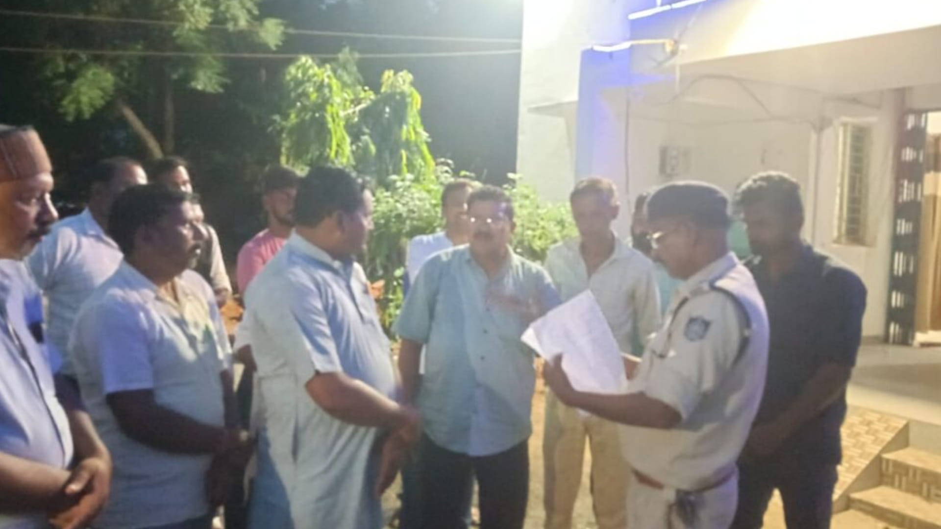 आवेदन लेकर थाने पहुंचे लोग