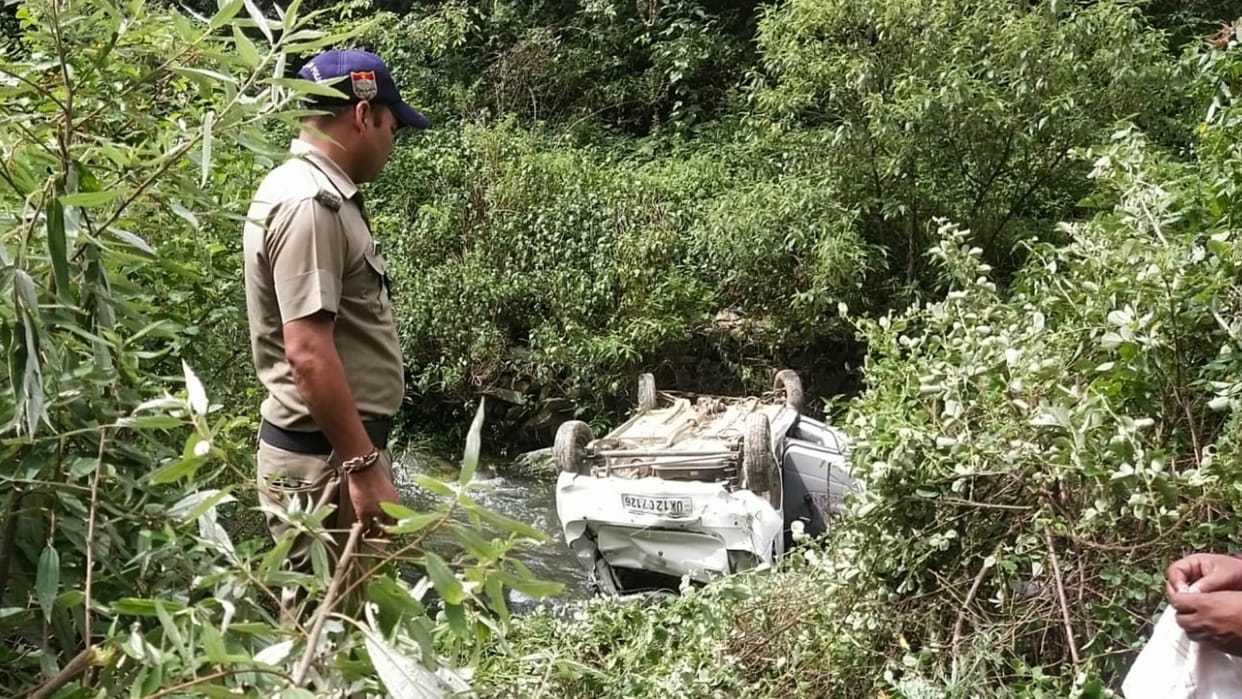 Car fell into a ditch in Kotdwar Death injured an elderly man died after slipping from a hill near Yamunotri