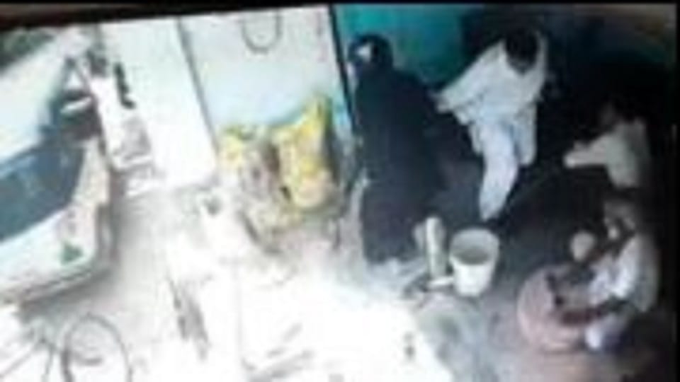 BJP leader tried to catch shooter after being shot in agra up news
