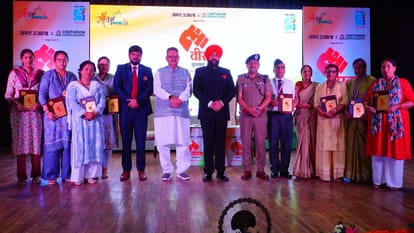 Amar Ujala Veerta Puraskar Dehradun Governor honoring families of martyrs and policemen