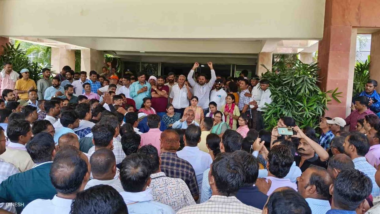 Electricity workers in Jaipur ruckus on Vidyut Bhavan