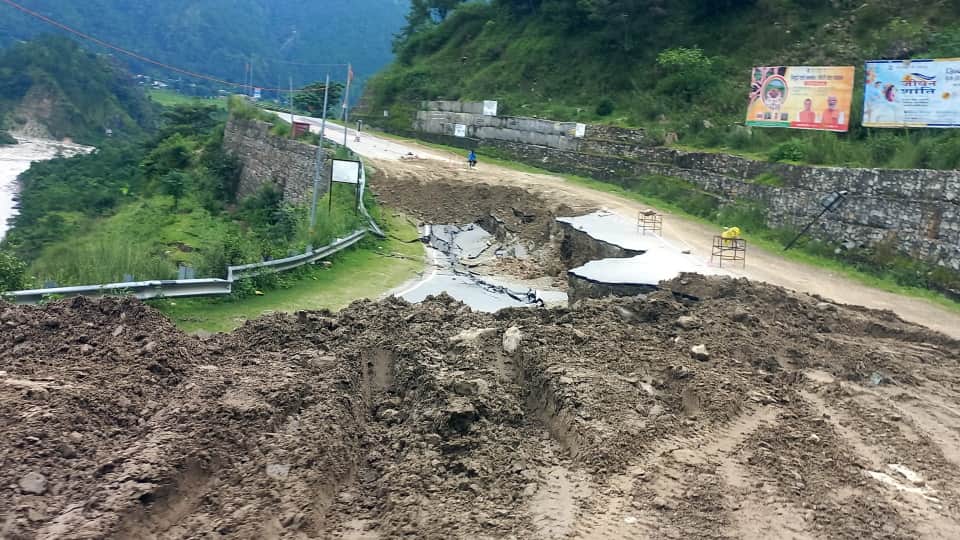 Badrinath Highway Many landslide zone activated, movement of vehicles become dangerous Photos