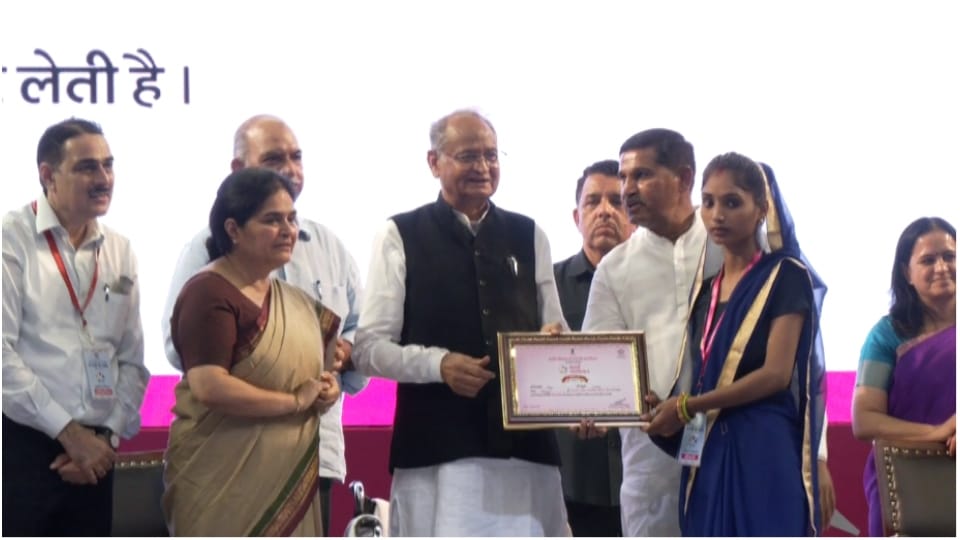 CM Ashok Gehlot started many schemes including Samarth Sakhi in Rajivika Sakhi Sammelan Jaipur