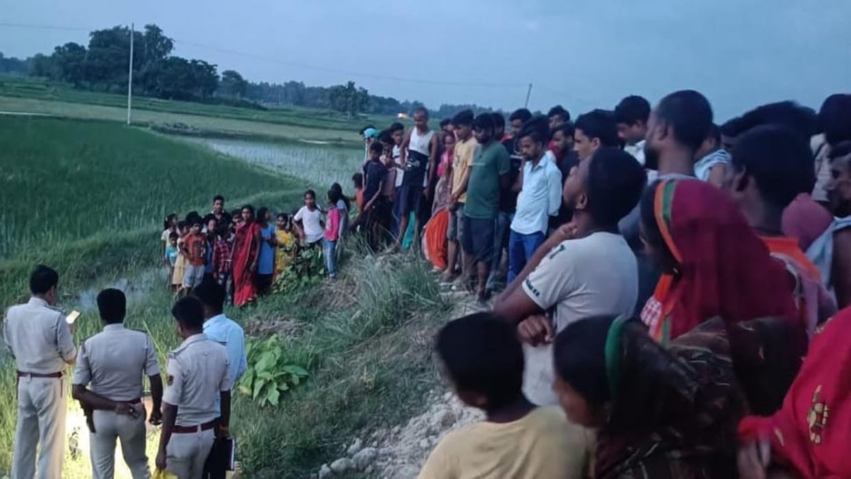 Dead body of a young man was found in a field in semi nude condition near Nepal border in Sitamarhi