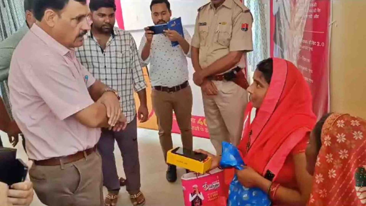 Divisional Commissioner inspected Indira Gandhi Smartphone Scheme in Dholpur