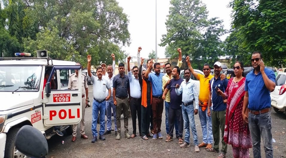 Police stopped teachers at Pendra railway station who going to join Jail Bharo aandolan