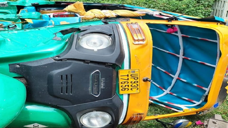 Car collided with an auto full of devotees going to Orchha