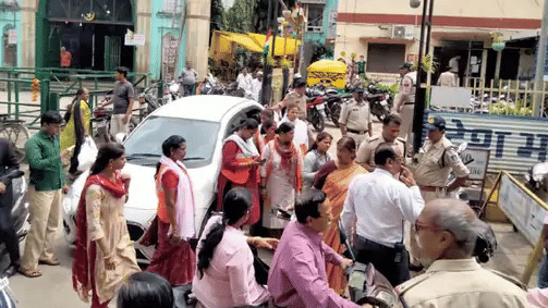 business on the footpath will be removed street vendor