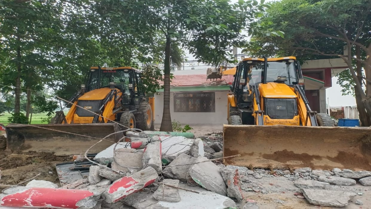 Bulldozer fired at the house of District Panchayat member, action taken amidst heavy force