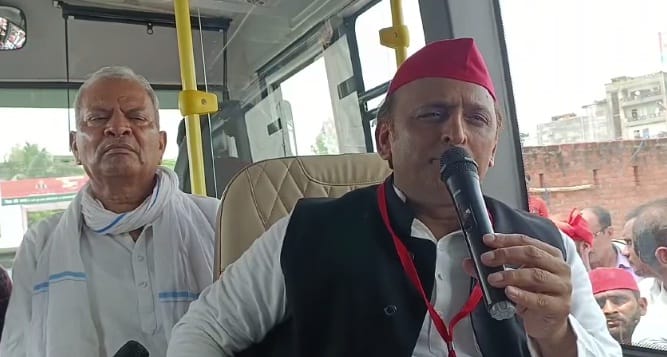 Akhilesh Yadav said Anna cattle left on my convoy, there is an attempt to harass us
