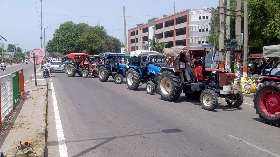 Farmers opened front in Fatehabad, took to streets with tractors for compensation for damage caused by flood