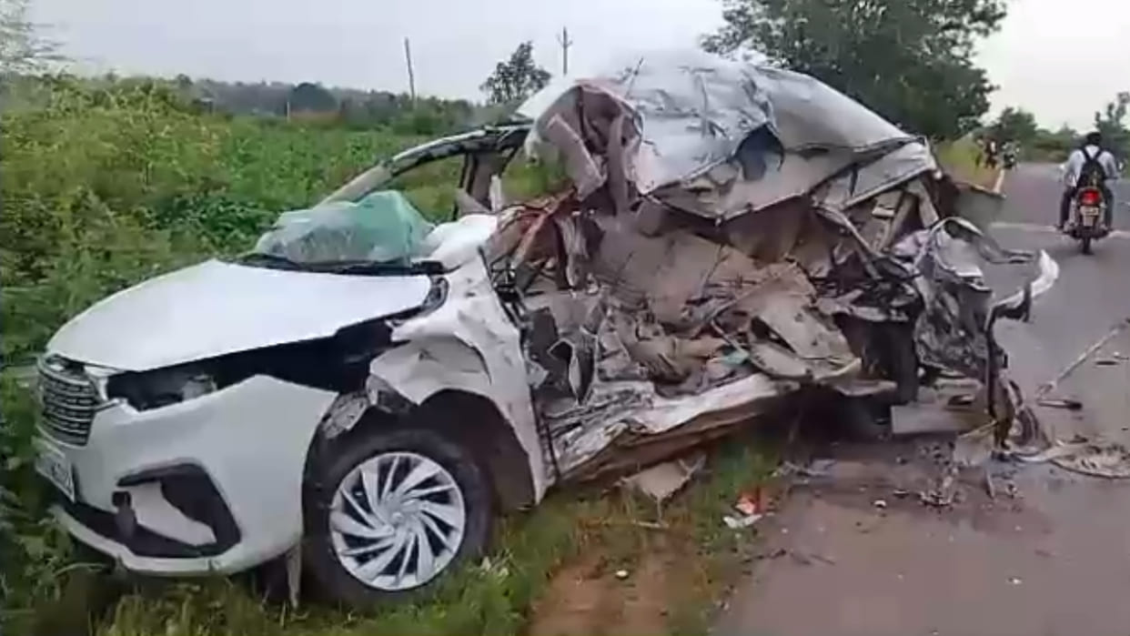 MP News: Five youths died on the spot in car-truck collision, car had to be cut to remove the dead bodies