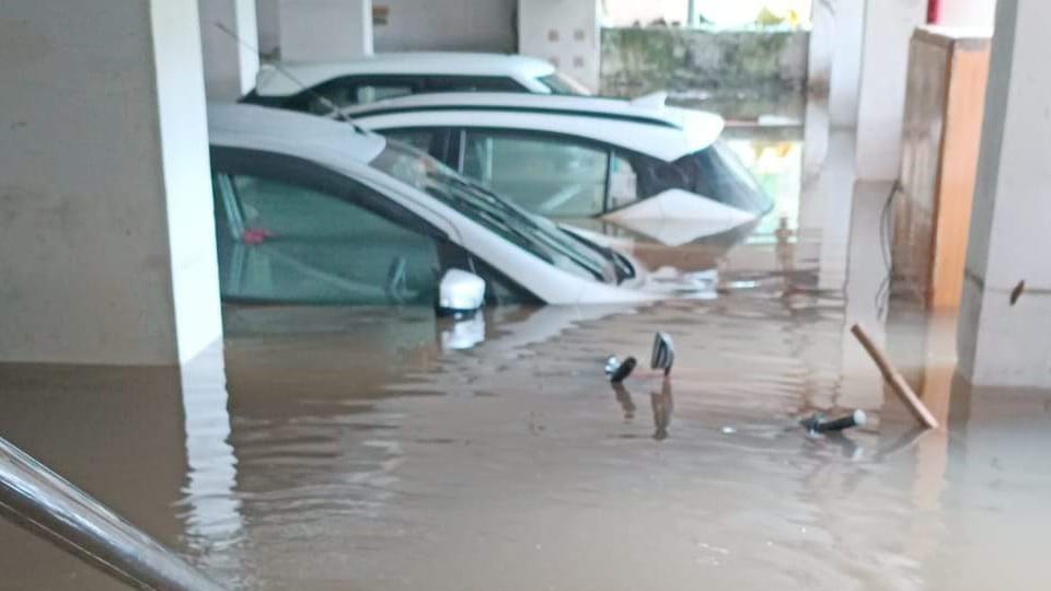 Uttarakhand Weather Waterlogging in streets of singer Neha Kakkar house due to heavy rains vehicles floating