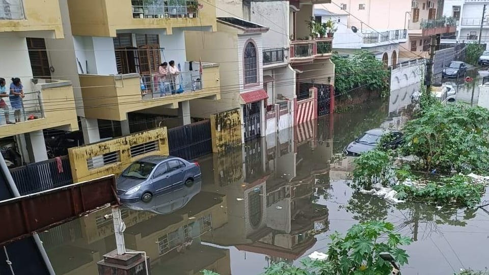 Uttarakhand Weather Waterlogging in streets of singer Neha Kakkar house due to heavy rains vehicles floating