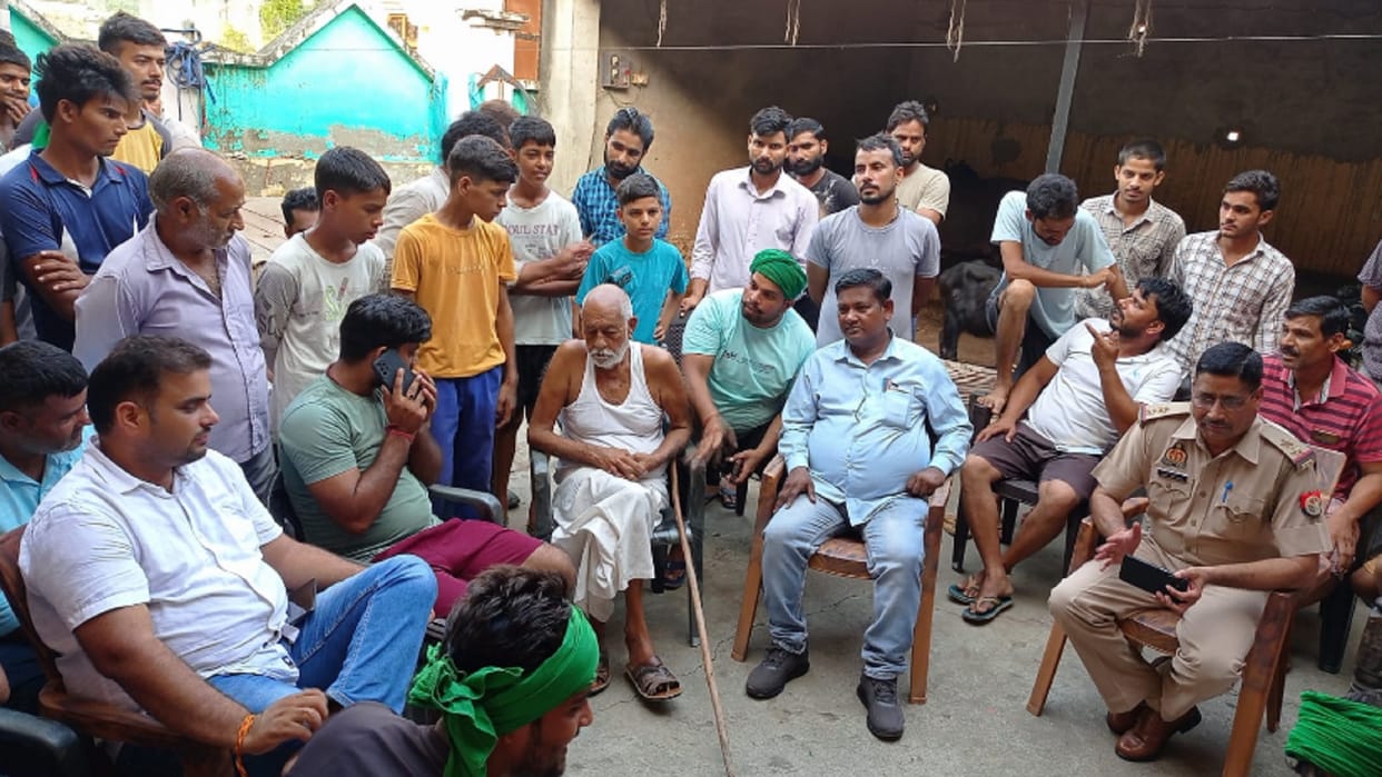 Meerut: The villagers have made mortgage of vigilance team during raided in early morning in Hastinapur