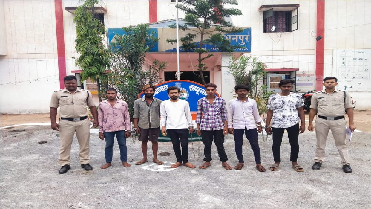9 accused attacke young man with knife, police arrested 6 accused in Raipur