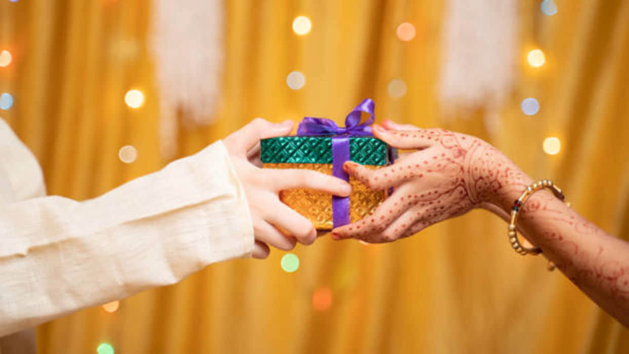 Raksha Bandhan 2023 beauty product for gift under 500 rupee