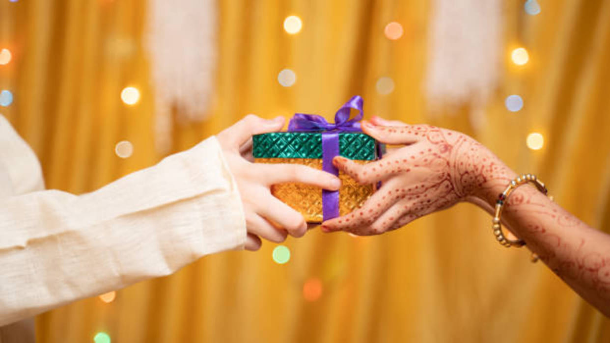 Raksha Bandhan 2023 beauty product for gift under 500 rupee