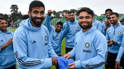 रिंकू को डेब्यू कैप देते बुमराह