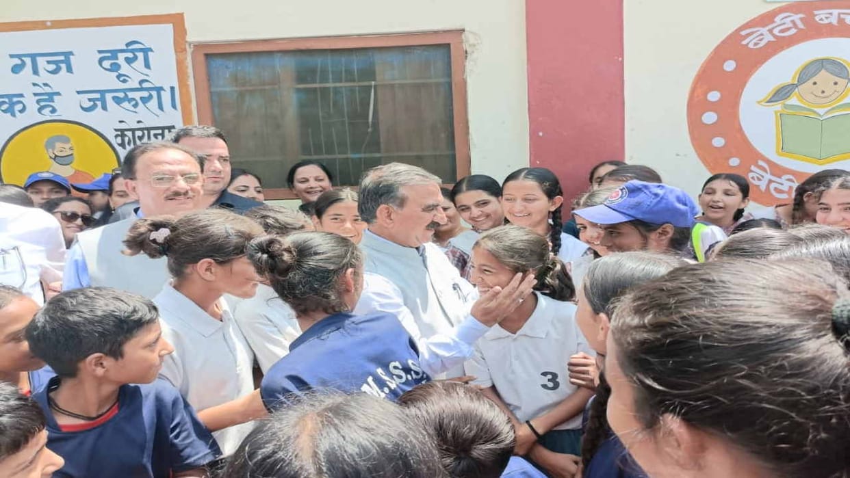 cm sukhvinder singh sukhu reprimanded Tehsildar and Patwari, heard problems in Ambon