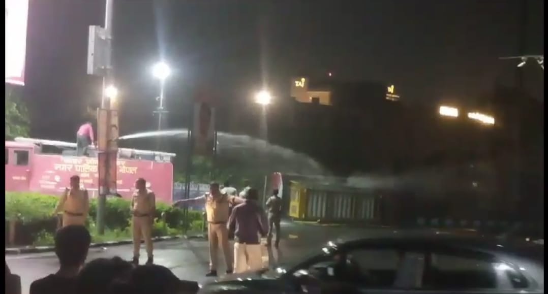 Bhopal News: Truck full of CNG gas cylinder overturned at Bhadbhada intersection of Bhopal, gas is leaking