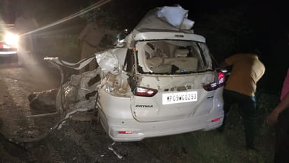 MP News: Five youths died on the spot in car-truck collision, car had to be cut to remove the dead bodies