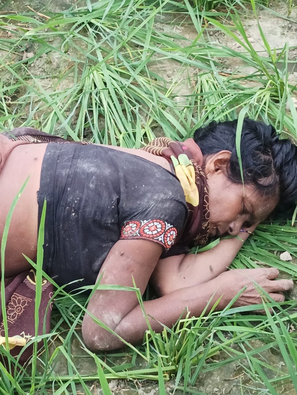 Azamgarh Crime: Woman's body found in paddy field, police took the body into custody