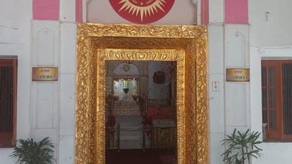 gold temples and statues of Varanasi 940 kg gold is installed in Vishwanath, the golden statue ofAnnapurna