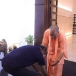 सीएम के पैर छूते रजनीकांत