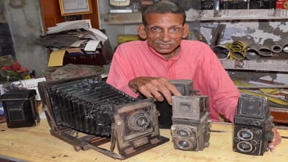 1975 के याशिका कैमरें को दिखाते श्याम सुंदर शर्मा