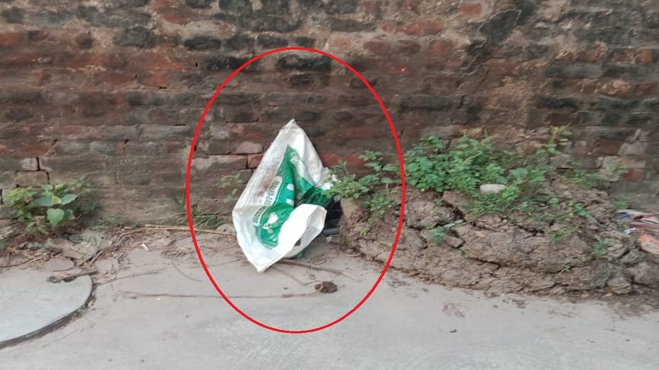 A one-day-old girl was thrown in a sack and thrown on the footpath in South Delhi.