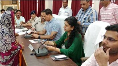 संपूर्ण समाधान दिवस: तहसील पहुंचीं मंडलायुक्त ने कराया पीड़ितों को फोन...तो खुल गया फर्जी निस्तारण का पिटारा Divisional Commissioner reached Sadar Tehsil and took stock of entire Samadhan Diwas In Agra