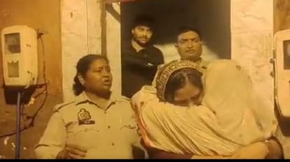 ससुराल नहीं यातनागृह: कमरे में कैद थी विवाहिता, पुलिस ने दरवाजे पर टलका ताला खोला; देखते ही फूट-फूटकर रोने लगी woman held hostage mortgage by in laws in agra up news