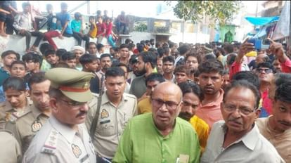 Mathura: साधु वेशधारी युवक ने पांच वर्षीय मासूम को सड़क पर पटक-पटक कर मार डाला, दृश्य देख दहल गए लोग young man killed five year old innocent by slamming him on road In Mathura