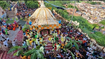 हरियाली तीज महोत्सव: बरसाना में लाडली जी ने बरसाई कृपा, वृषभानु नंदनी को स्वर्ण हिंडोले में झुलाया गया झूला Hariyali Teej festival started in Barsana on this occasion Ladli ji was made to swing in golden carousel
