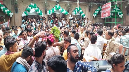 Mathura: स्वर्ण हिंडोले में विराजे ठाकुर बांकेबिहारी, अद्भुत रूप के दर्शन को उमड़े हजारों भक्त Banke Bihari Darshan On Golden Hindola Hariyali Teej 2023