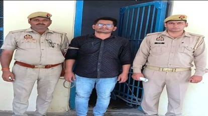 Attempt to drive a car over the Inspector on challan in Bareilly