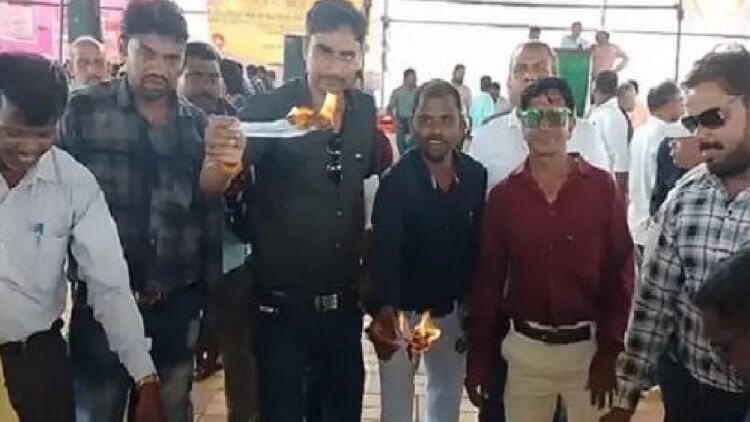 CG: शिक्षकों ने जलाई सरकारी आदेश की कॉपी, विभाग ने 24 घंटे में काम पर लौटने के लिए कहा था, कई गिरफ्तार